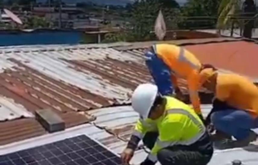Equipo de Lombana instala paneles solares en Tocumen