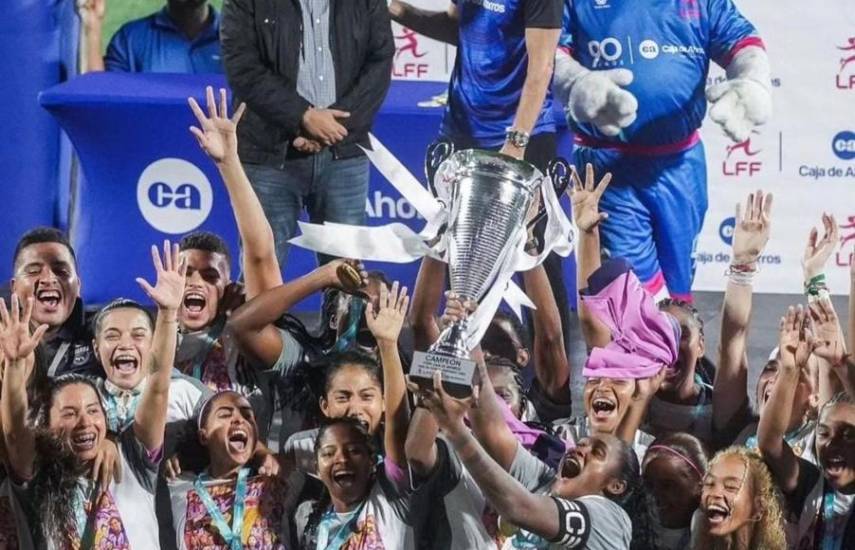 Cortesía | Jugadoras del Santa Fé FC levantan el título del Torneo Apertura LFF 2024.