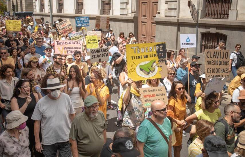 AFP | Protestas multitudinarias en las islas Canarias contra el turismo de masas.