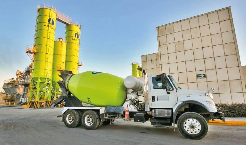 Web Argos Panamá | Un equipo pesado cargado de concreto saliendo de una fábrica hacia su lugar de distribución.