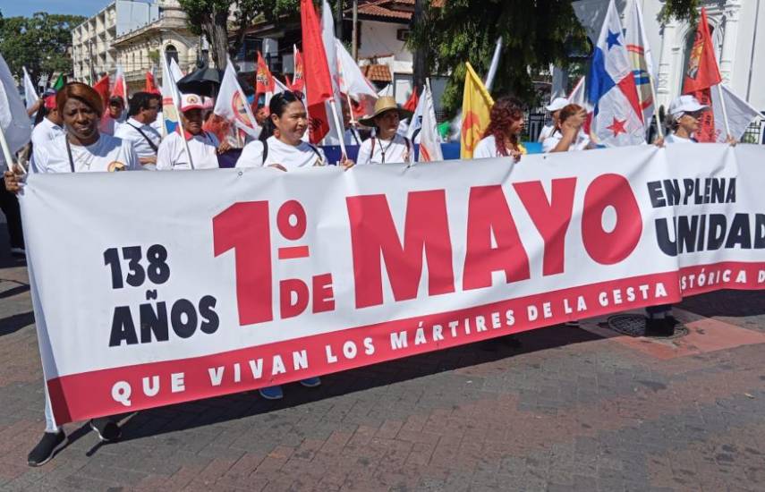 Miembros de sindicatos marchan por el Día del Trabajo en Panamá