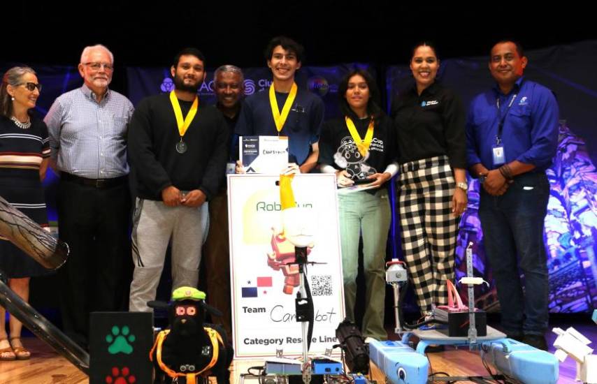 ML | Durante la premiación en la Final Nacional de RoboCupJr Panamá.