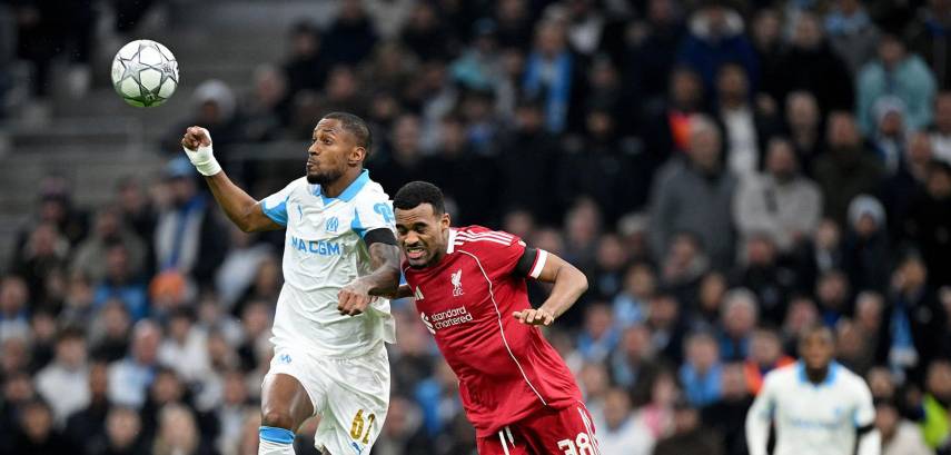 ML | El lateral panameño Michael Amir Murillo, del Olympique de Marseille, disputa el balón ante Ryan Gravenberch, jugador del Liverpool, en un juego de la fase de liguilla de la Champions League 2025/26.