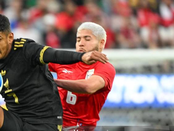 ML | El jugador panameño Cristian Martínez (d) intenta disputarle el balón al mexicano Luis Romo, en partido entre las selecciones de Panamá y México, en la final de la CONCACAF Nations League 2025.