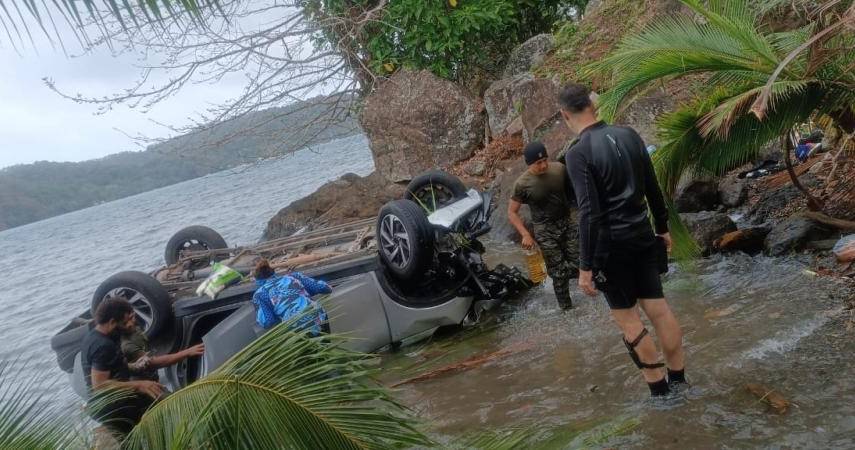 ML | Auto cae al mar en Portobelo; no hubo victimas fatales.