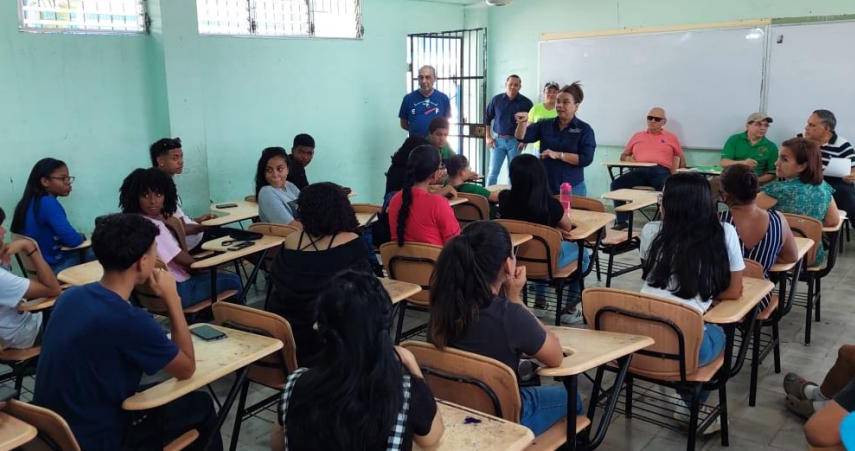 Evalúan condiciones de la escuela Elena Ch. de Pinate, tras desprendimiento de un trozo de concreto en un aula