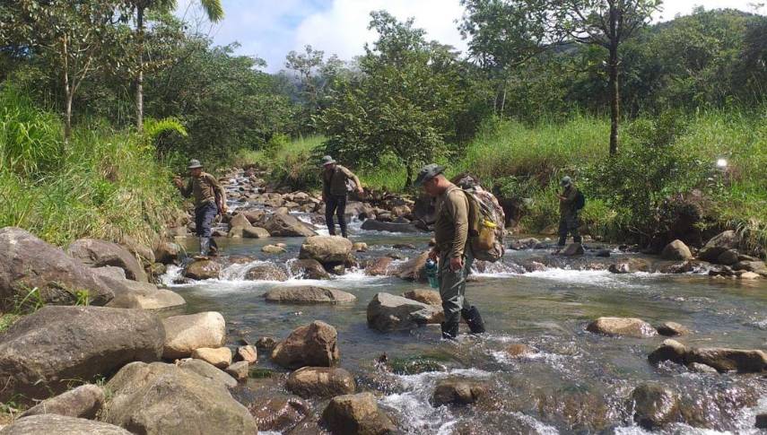 ML | Guardaparques y Policía Ambiental en labores de limpieza y patrullaje.