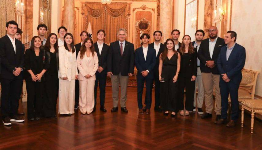 Estudiantes del Tecnológico de Monterrey se reúnen con el Ministro Orillac