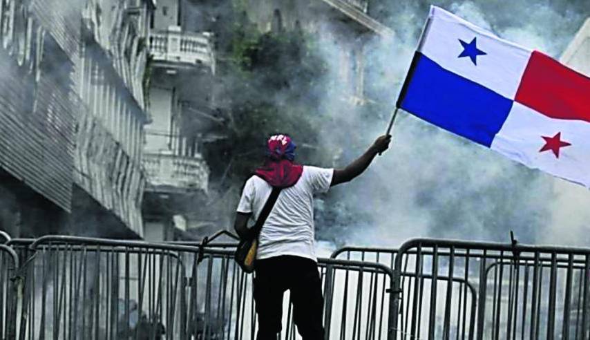 afp | Una persona con bandera de Panamá en protestas.