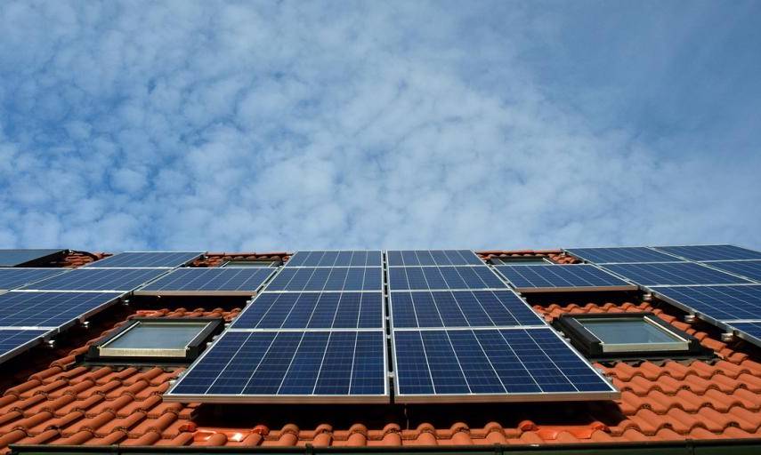 PIXABAY | Paneles solares instalados en el techo de una residencia.