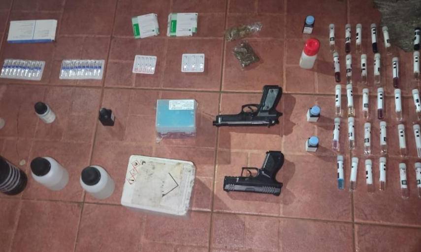 ML | Armas, ampollas de fentanilo y otras sustancias ilícitas encontradas por la Policía.