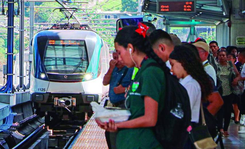 ml | Usuarios del Metro de Panamá esperan la entrada de uno de los trenes al andén.