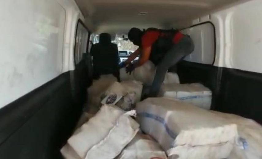 Encuentran 558 paquetes de droga en un microbús abandonado en Herrera