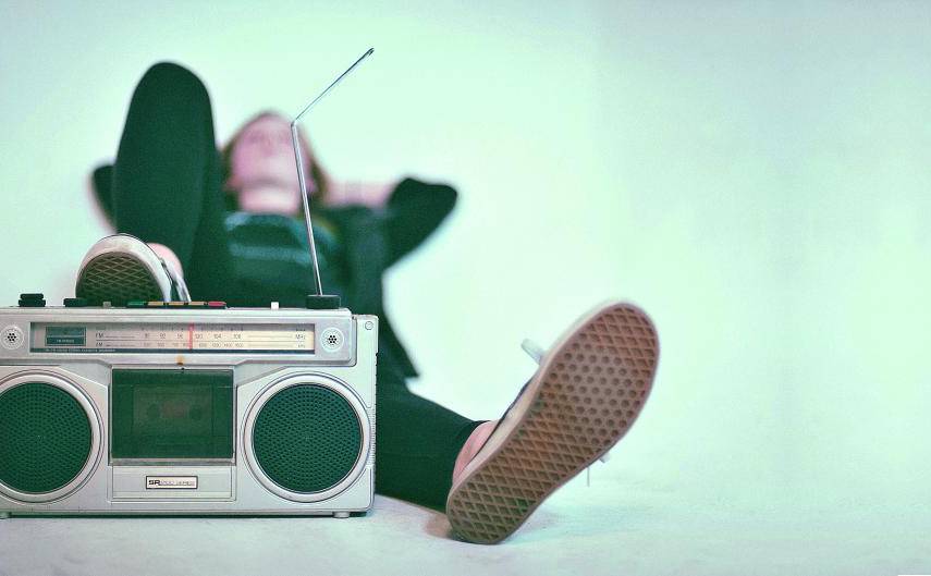 Unsplash | Una persona escuchando música en un estéreo.