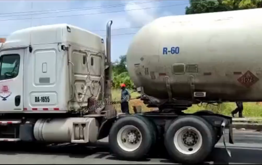 ML | Imagen ilustrativa de un camión combustible.