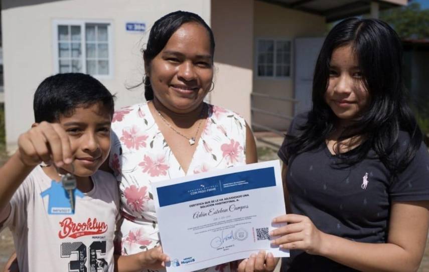 Gobierno entrega 200 soluciones de vivienda en Los Santos y Herrera