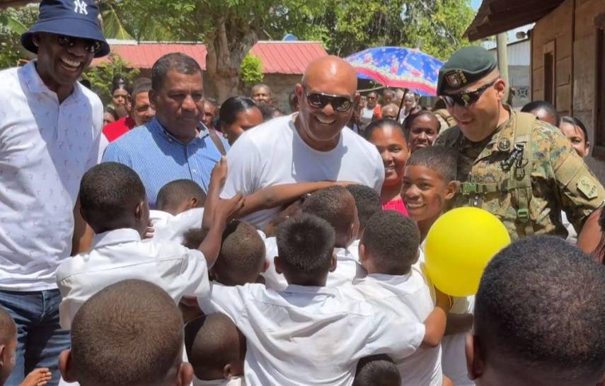 Cortesía | Mariano Rivera y director del Senafront con los niños.