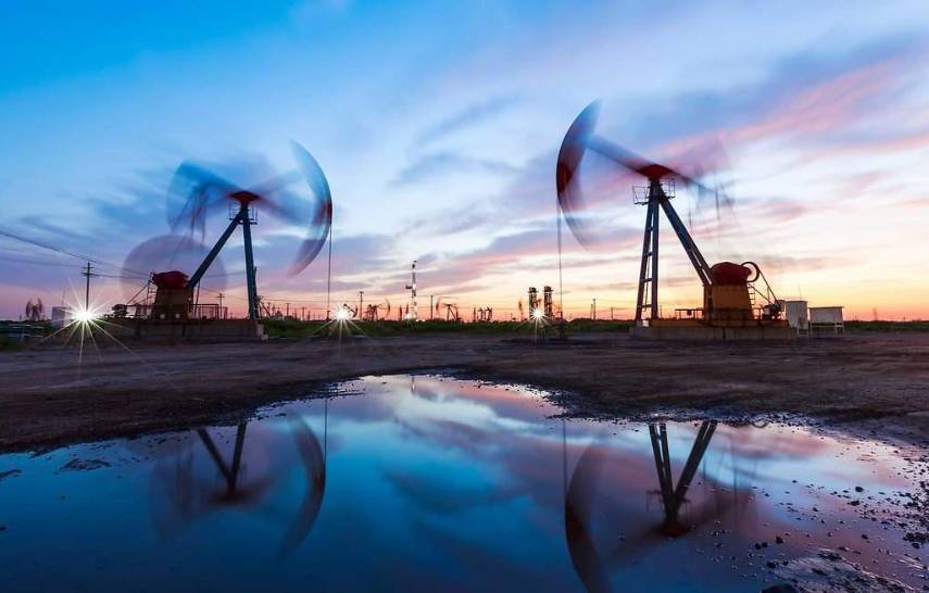 Precios del petróleo caen por negociaciones sobre fin de la guerra en Ucrania