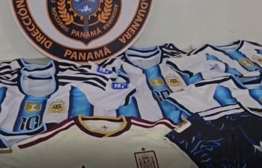 Aduanas decomisa cargamento de suéteres de las selecciones de Argentina y España en Paso Canoas