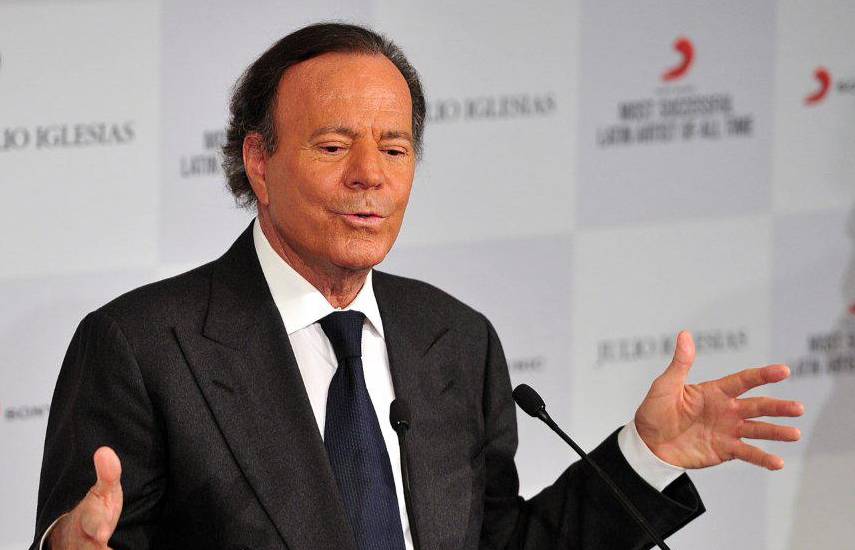 Demandantes de Julio Iglesias piden a la justicia española tramitar su nueva denuncia