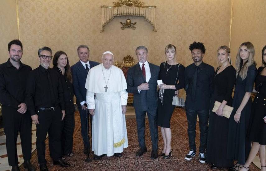 AFP PHOTO / VATICAN MEDIA | El papa Francisco y el actor Sylvester Stallone durante un audiencia privada en el el Vaticano.