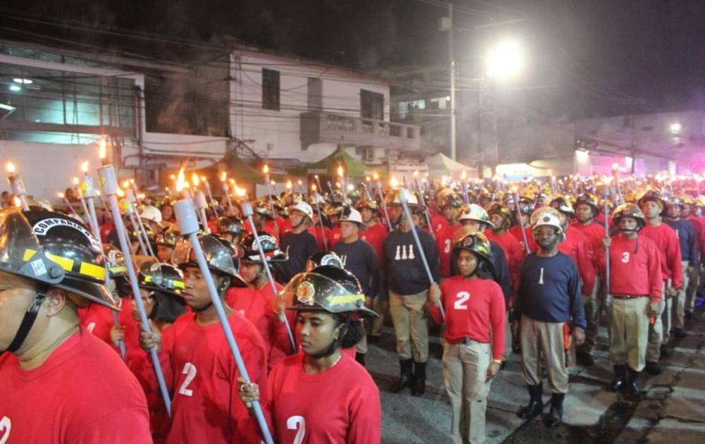 Cuerpo de Bomberos de Chiriquí celebra 81 aniversario con desfile de antorchas