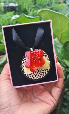 Artesana panameña transforma escamas de pescado en alta joyería tradicional