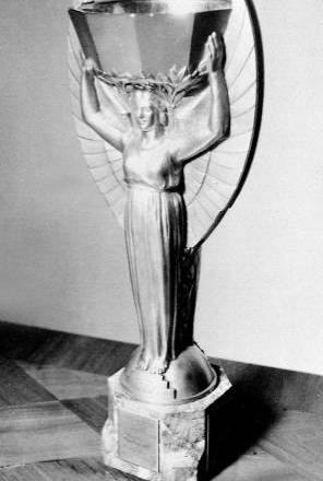 Fotografía tomada en una fecha desconocida de la Copa Jules Rimet, trofeo que tomó el nombre del presidente de la FIFA entte 1921 y 1954. Creada por el escultor francés Abel Lafleur, el trofeo de horo pesaba cuatro kilos y medía 30 cm. El trofeo quedó en propiedad de Brasil tras ser la primera selección en ganar tres mundiales (en 1970).