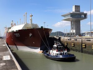 El buque más grande de gas natural licuado cruza el Canal de Panamá