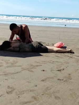 Rescatan a dos adolescentes arrastrados por fuertes oleajes en Playa Las Lajas