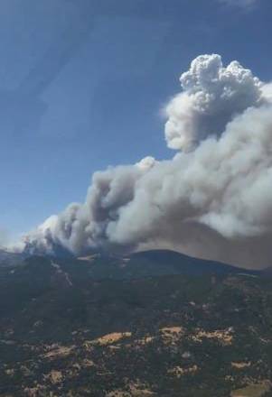 Una columna de humo procedente de un incendio en San Martin de Valdeiglesias, al suroeste de Madrid, el 23 de julio de 2026