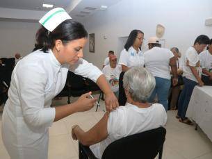 Minsa | Enfermera vacunando.