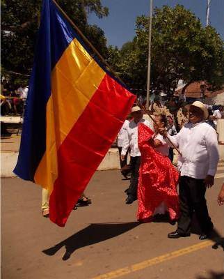 ML | Abanderado en un desfile en Los Santos con la bandera de la provincia.