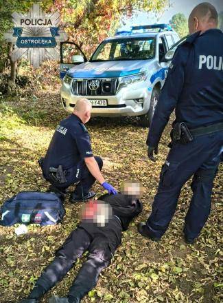 Dos policías detienen al sospechoso del ataque con un cuchillo en una escuela de secundaria de la localidad polaca de Ostroleka, el 7 de octubre de 2026 unos 120 km al norte de Varsovia