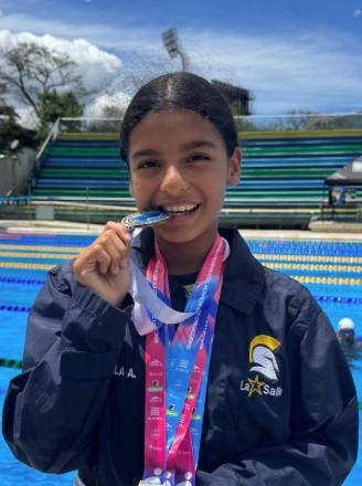 Ml | La atleta Camila Arce y su medalla.