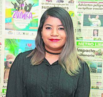 Estudiantes exponiendo a docentes