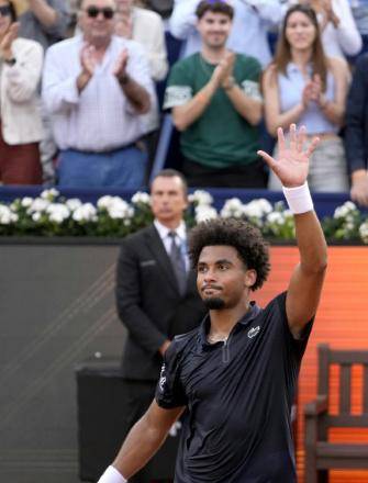 El francés Arthur Fils celebra su victoria sobre el español Rafael Jódar en la semifinal del torneo de Barcelona de tenis el 18 de abril de 2026.