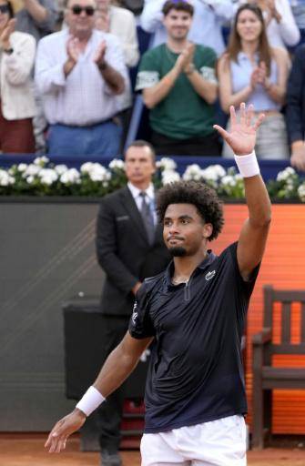 El francés Arthur Fils celebra su victoria sobre el español Rafael Jódar en la semifinal del torneo de Barcelona de tenis el 18 de abril de 2026.