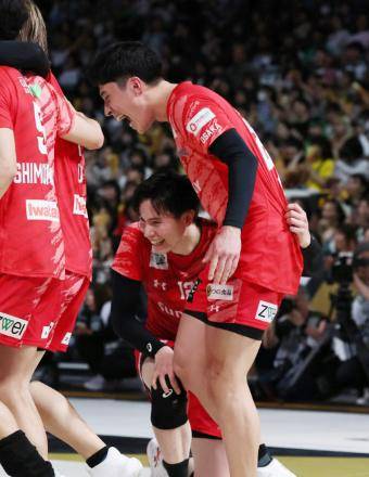 Rui Takahashi (de pie) celebra con su hermano Ran durante un partido de la liga japonesa de voleibol, un imagen tomada el 5 de mayo de 2025