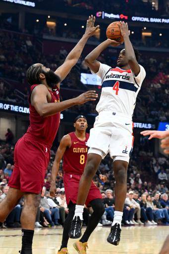 Antetokounmpo logra su primera victoria con Miami; Sixers repuntan en Indiana