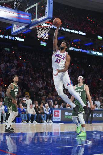 Antetokounmpo suma su tercera derrota con Miami y Spurs estrenan casillero