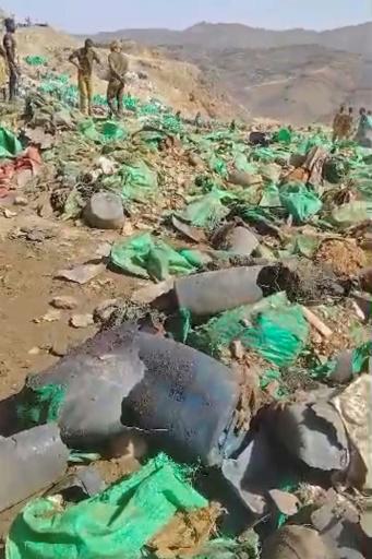De luto pero sin alternativa: sudaneses vuelven a una mina bombardeada por Egipto