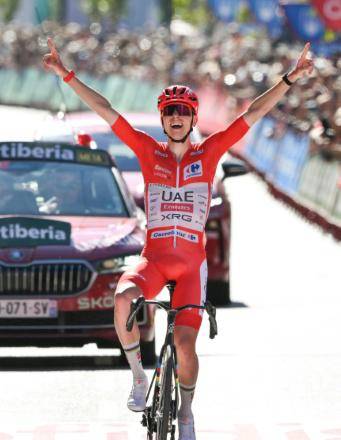 El ciclista esloveno Tadej Pogacar celebra su victoria en la cuarta etapa de la Vuelta a España al cruzar la meta en Andorra la Vella el 25 de agosto de 2026