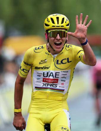 El esloveno Tadej Pogacar celebra su victoria en el Tour de Francia al cruzar la línea de meta en París el 26 de julio de 2026