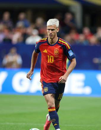 El internacional español Dani Olmo conduce el balón ante Arabia Saudita, el 21 de junio de 2026 en el Estadio Atlanta en la segunda jornada del Mundial