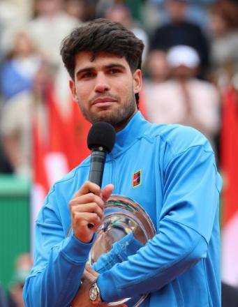 El tenista español Carlos Alcaraz habla al público tras perder contra Jannik Sinner el en el Masters 1000 de Montecarlo el el 12 de abril de 2026