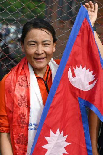 La montañista nepalí que rompió el récord mundial de ascensión del Everest promociona el talento de los guías