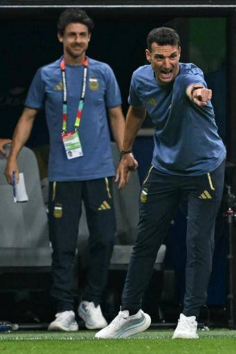 Scaloni y De la Fuente, un reencuentro entre maestro y alumno por el título mundial