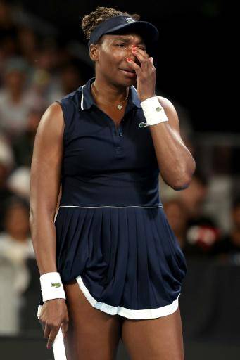 Venus Williams es eliminada en Australia pero gana un set a los 45 años