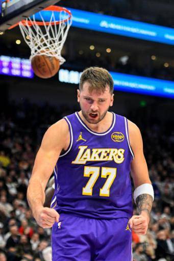 Luka Doncic, de Los Angeles Lakers, celebra una jugada en el partido de la NBA contra los Utah Jazz en el Delta Center, en Salt Lake City, Utah, el 18 de diciembre de 2025